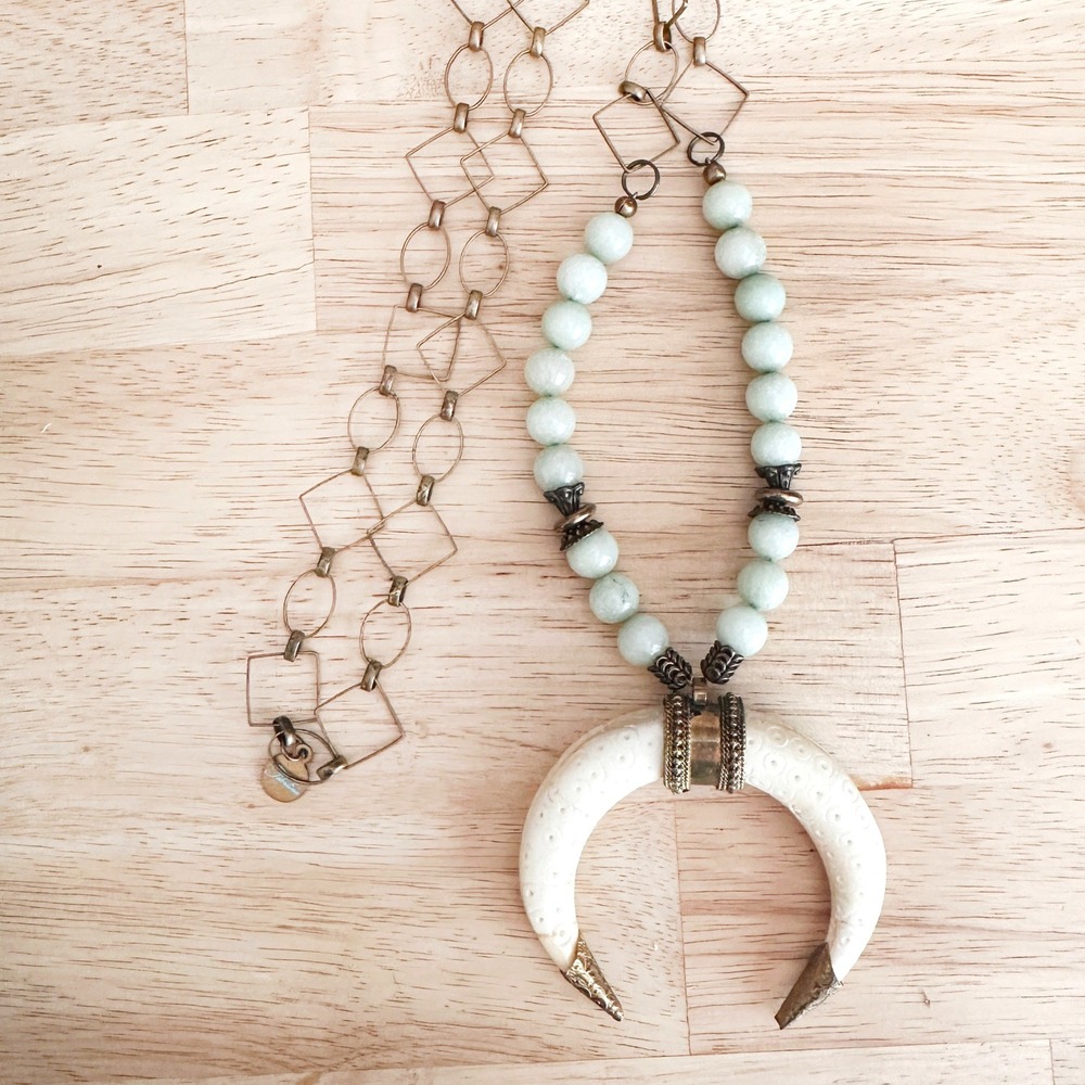 Southwestern Boho Fabulina Bone Horn Pendant Necklace Green Beaded 32 Inch